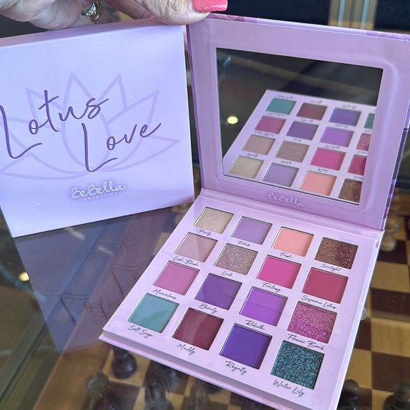 LOTUS LOVE BEBELLA COSMETICS 16 EYESHADOW COLORS AND A MIRROR PALLET - Picture 1 of 6